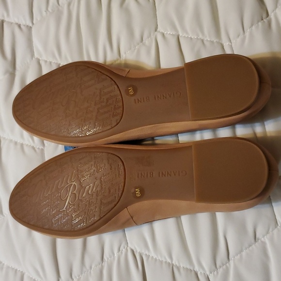 Women’s Gianni Bini flats - Picture 2 of 3